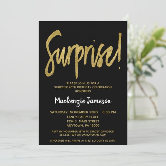 Uitnodiging voor Black Gold Script Surprise Party (Staand voorkant)