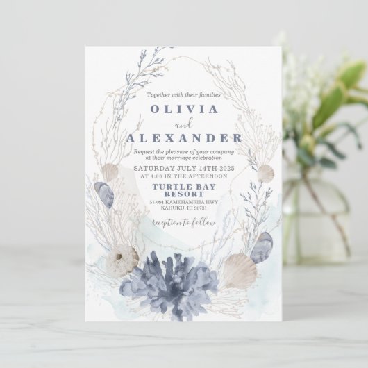 Uitnodiging voor blauwe bruiloft op strand van Sea (Staand voorkant)