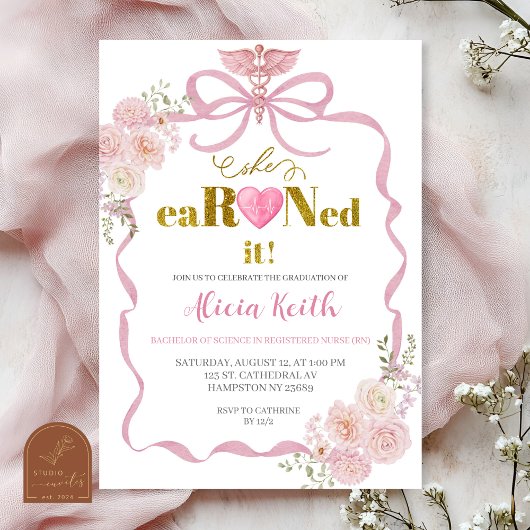 Uitnodiging voor Bow Coquette Roze RN Afstudeerfee