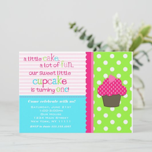 Uitnodiging voor Bright Cupcake 1st verjaardag (Staand voorkant)