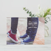 Uitnodiging voor couples shower met sneakers en bl (Staand voorkant)