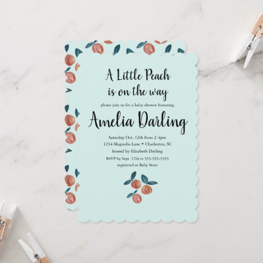 Uitnodiging voor de Peach Baby shower Scallop Edge (Voorkant / Achterkant in situ)