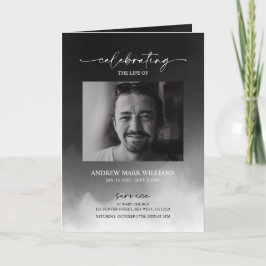 Uitnodiging voor de uitvaartdienst in grijze mist 