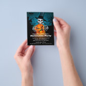 Uitnodiging voor een goedkoop skelet Halloweenfees Flyer (Hand)