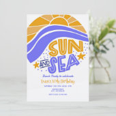 Uitnodiging voor een strandfeest rond de zon en ze (Staand voorkant)
