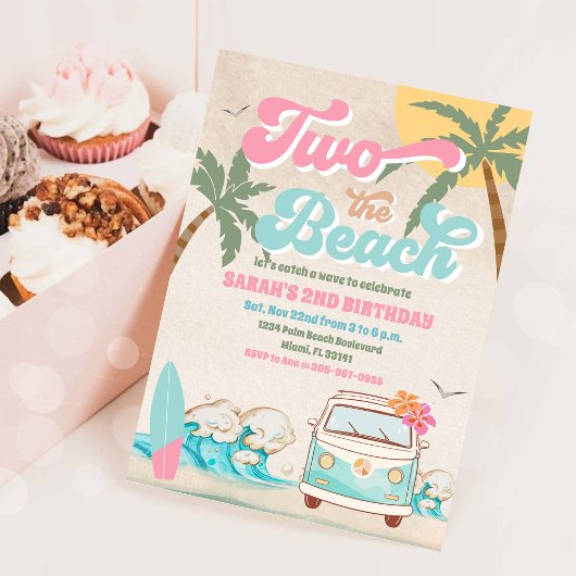 Uitnodiging voor een strandverjaardagsfeest met su