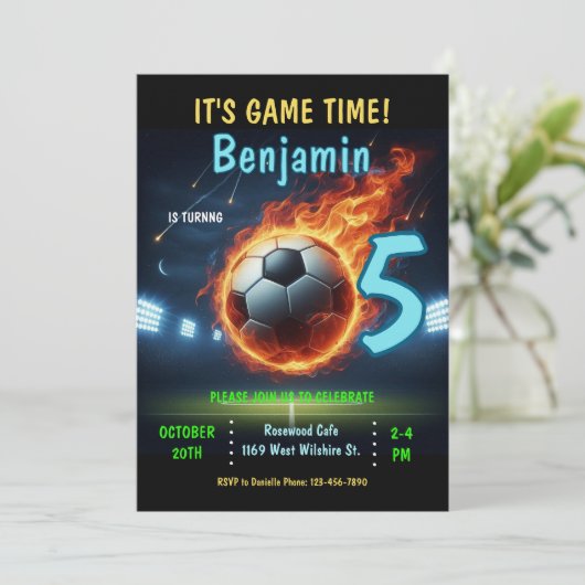Uitnodiging voor een verjaardagsfeestje met voetba (Staand voorkant)