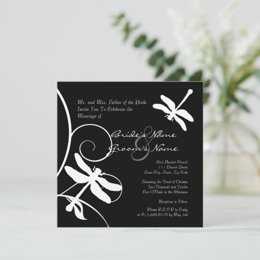 Uitnodiging voor een zwarte en witte dragonfly bru (Staand voorkant)