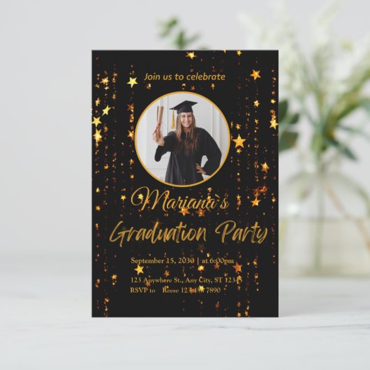 Uitnodiging voor Elegant Black and Gold Graduation (Staand voorkant)