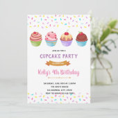 Uitnodiging voor feest met gesprinkelde cupcakes (Staand voorkant)