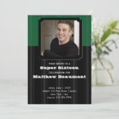 Uitnodiging voor groene en zwarte tripe Birthday P (Staand voorkant)