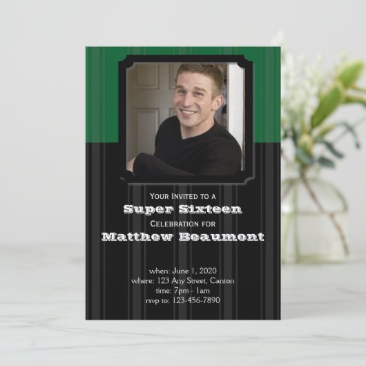 Uitnodiging voor groene en zwarte tripe Birthday P (Staand voorkant)