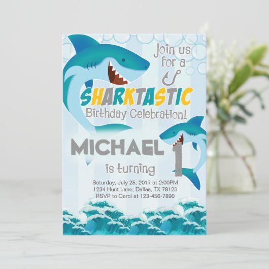 Uitnodiging voor haaienverjaardagsfeestje om jonge (Staand voorkant)