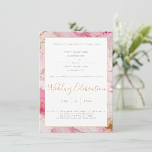 Uitnodiging voor het trouwen tegen roze en gouden  (Staand voorkant)