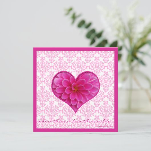 Uitnodiging voor hot-roze en witte bruiloft (Staand voorkant)