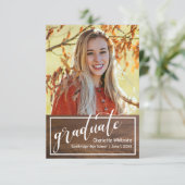 Uitnodiging voor Rustic Wood Photo Afstuderen (Staand voorkant)