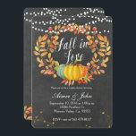 uitnodiging voor schoolbord-herfst<br><div class="desc">Herfst in Love Chalkboard herfst uitnodigingskaart met pompoenen,  herfstbloemen,  bladeren en pompoenen. Ideaal voor herfst koppels doucheuitnodiging.</div>