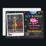 Uitnodiging voor Skateverjaardagsuitnodiging Uitno<br><div class="desc">Roller skating verjaardaguitnodiging met foto Roller partijuitnodiging Roller sk8 uitnodiging Roller roze uitnodiging. Rolling neon kleuren thema verjaardagsuitnodiging voor een meisjesverjaardag met disco bal, paar girale schaatsen en sommige sterren rond. Ideaal voor binnenpartijen op de rolroze of buiten in het schaats park. Bewerk gewoon deze sjabloon om je eigen uitnodiging...</div>