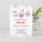 Uitnodiging voor Sprinkle Cupcake oorlog feestje (Staand voorkant)