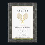 Uitnodiging voor Tennis Star<br><div class="desc">Geniet van je tennisspeler of tennisfan met deze prachtige goud- en houtskooluitnodigingen met faux gouden tennisrackjes. Tekst- en achtergrondkleur in aanpasbaar. De ouderdom van de geboorte is ook aanpasbaar. Deel van een collectie van Parcel Studios. *Opmerking: de goudgegevens in deze uitnodiging worden gesimuleerd. Bij de vervaardiging van dit product wordt...</div>