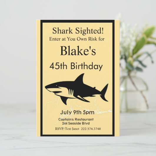 Uitnodiging voor verjaardag van een haai, aanval v (Staand voorkant)