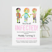 Uitnodiging voor verjaardag van roze Halloween zom (Staand voorkant)