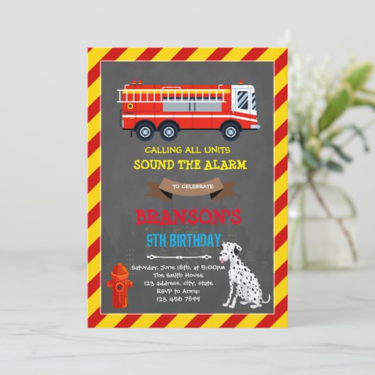 Uitnodiging voor verjaardag van vuurvrachtwagen en (Staand voorkant)