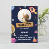 Uitnodiging voor verjaardagsfeest met blauwe ruimt (Staand voorkant)