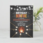 Uitnodiging voor verjaardagsfeest met kampvuur en  (Staand voorkant)
