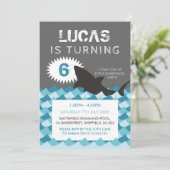 Uitnodiging voor verjaardagsfeestje met haaienthem (Staand voorkant)