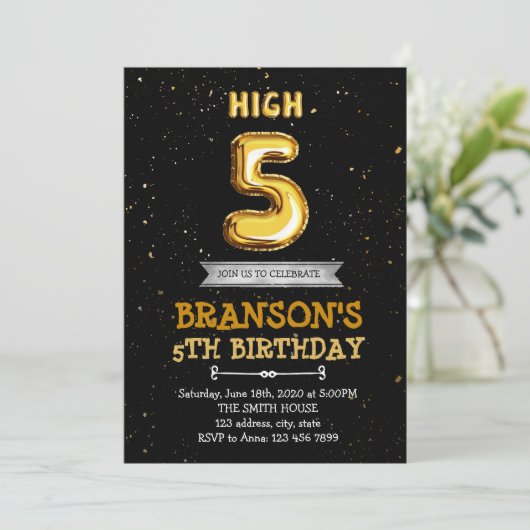 Uitnodiging voor verjaardagsfeestje met high five (Staand voorkant)