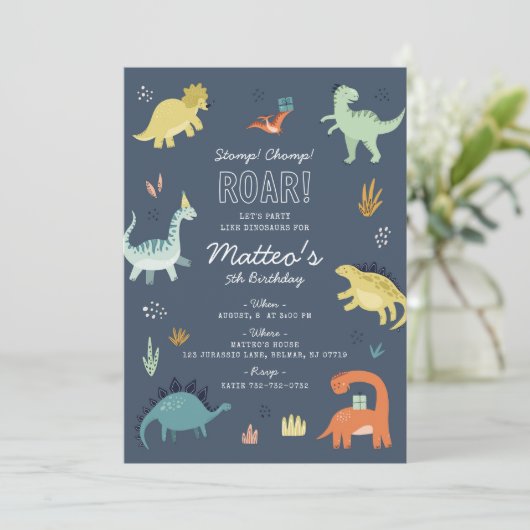 Uitnodiging voor verjaardagsfeestje met leuke dino (Staand voorkant)