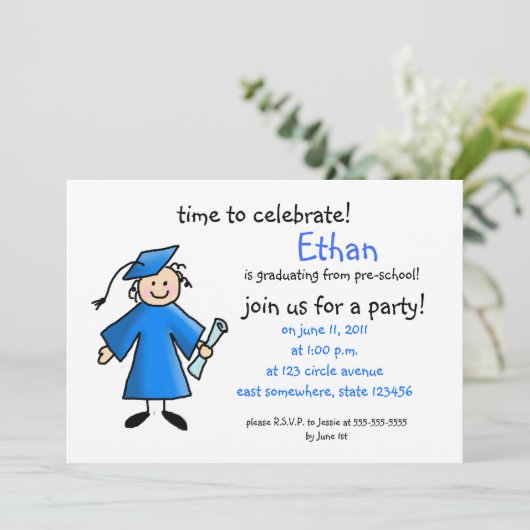 Uitnodiging voor voorschoolse afstuderen—jongen, b (Staand voorkant)