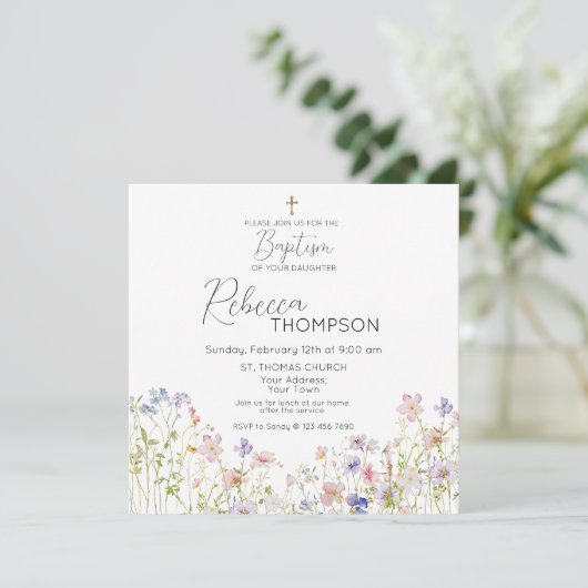 Uitnodiging voor wilde bloemendoop voor meisje (Staand voorkant)