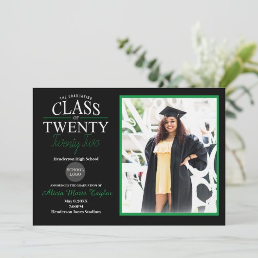 Uitnodiging voor zwart en groen Afstuderen met fot (Staand voorkant)