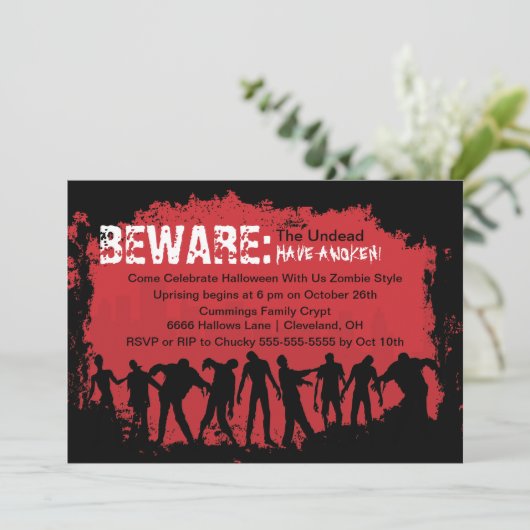 Uitnodiging Zombie Red Halloween Party (Staand voorkant)