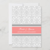 Uitnodigingen van Coral Grey Damask Engagement Par (Achterkant)