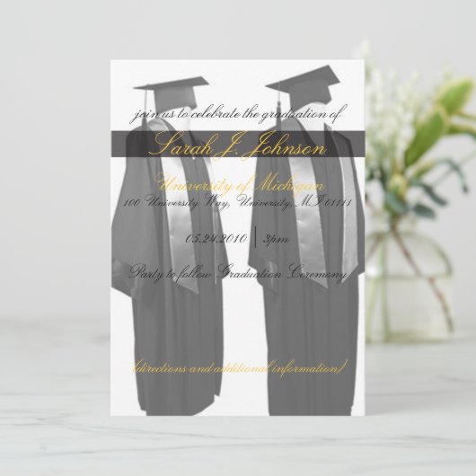 Uitnodigingen van de Graduation Cap en de Gown Par (Staand voorkant)