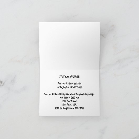 Uitnodigingen van de Verjaardag van de Raceauto (Binnen)