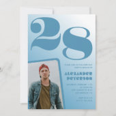 Uitnodigingen voor 28ste verjaardag met blauwe gra (Voorkant)