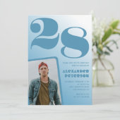 Uitnodigingen voor 28ste verjaardag met blauwe gra (Staand voorkant)