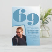 Uitnodigingen voor 69ste verjaardag met blauwe gra (Staand voorkant)