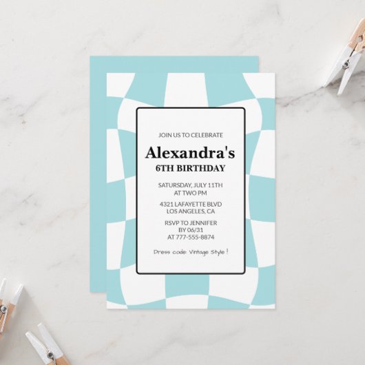 Uitnodigingen voor de 6e verjaardag Retro Checkere (Voorkant / Achterkant in situ)
