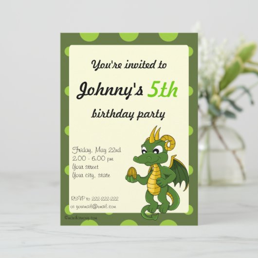 Uitnodigingen voor groene dragon cartoon verjaarda (Staand voorkant)