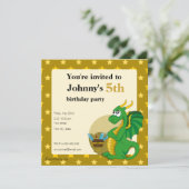 Uitnodigingen voor groene dragon cartoon verjaarda (Staand voorkant)
