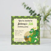 Uitnodigingen voor groene dragon cartoon verjaarda (Staand voorkant)
