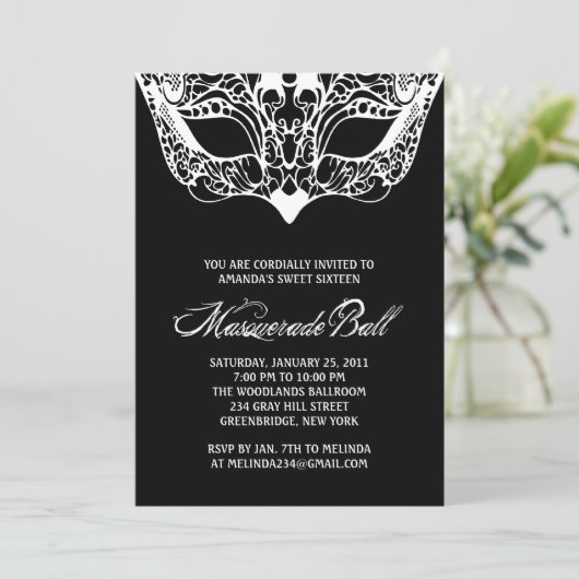 Uitnodigingen voor zwarte en witte maskerade (Staand voorkant)