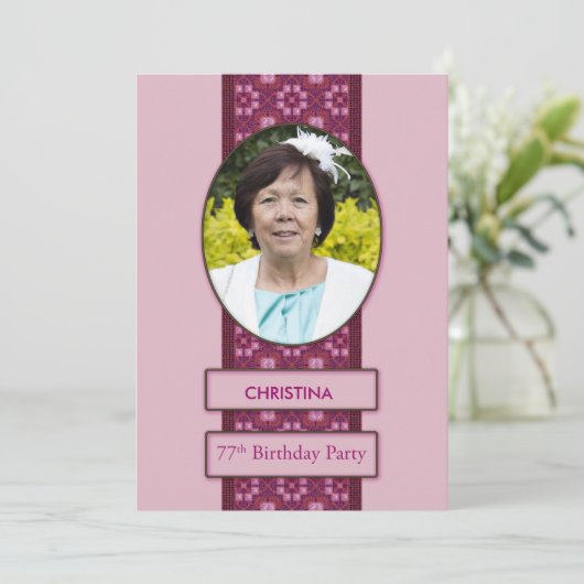 Uitnodigingskaart voor 77ste verjaardagsfeest met  kaart (Staand voorkant)