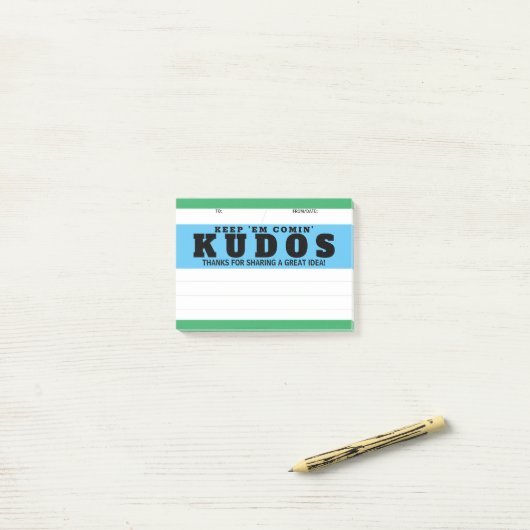 Uitroep grote ideeënherkenningsprijs na ontvangst post-it® notes (Op bureau)