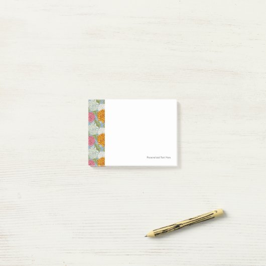 Uitstekend patroon met chrysanten post-it® notes (Op bureau)